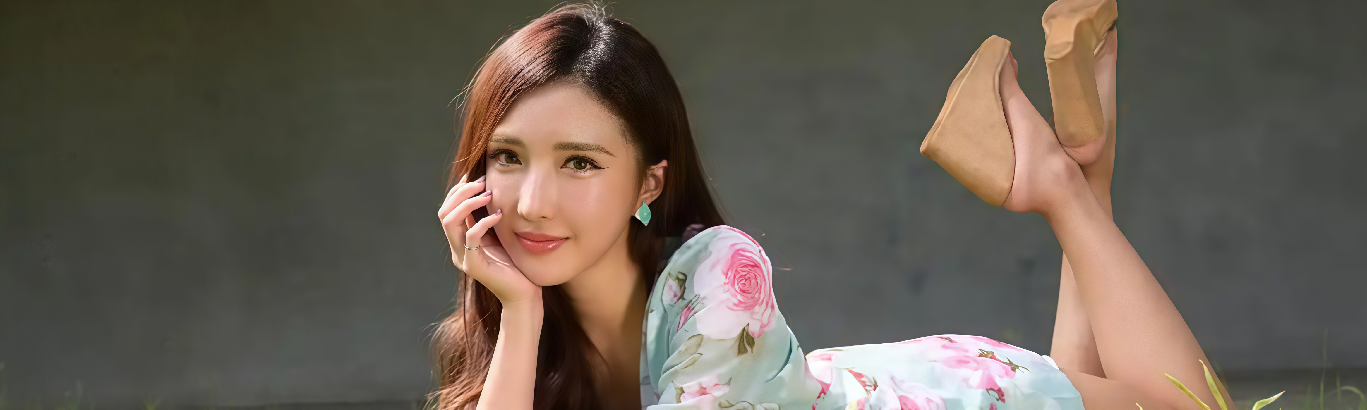 每日大赛指网络流行文化中围观热点八卦的娱乐方式，源自“吃瓜群众”梗，象征事不关己、高高兴兴看热闹。